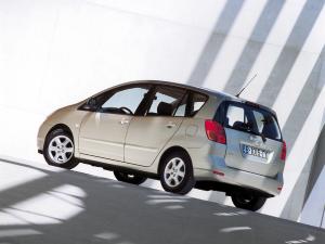 Toyota Corolla Verso 2001-04 2001 года 